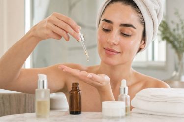 Aceite de CBD para la cara: cómo usarlo en tu rutina (paso a paso) y en qué pieles va mejor
