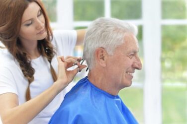 ¿Cómo es el servicio de peluquería en residencias para ancianos?