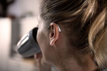 Tipos de audífonos para sordera discretos y elegantes